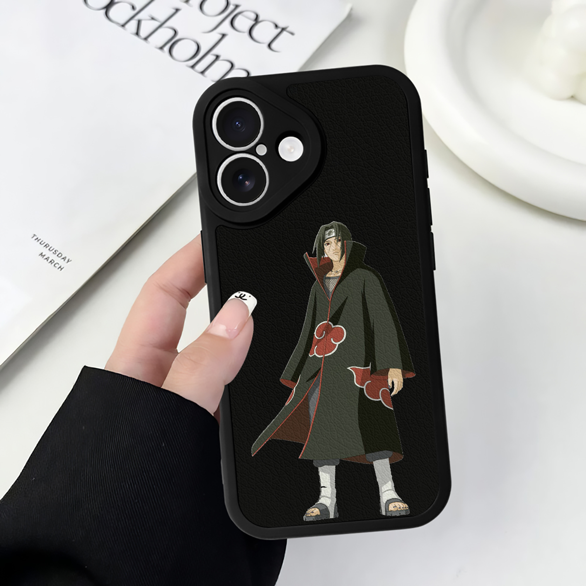 （画像用） NARUTO -ナルト- うちは イタチ Uchiha Itachi 【iPhone 16シリーズ対応】シリコンスマホケース（レザー調） 材質：シリコン